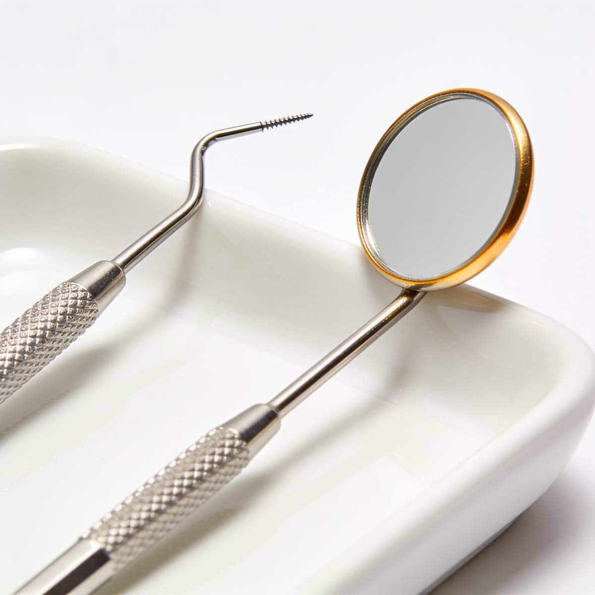 Instrumental profesional de higiene dental sobre una bandeja blanca