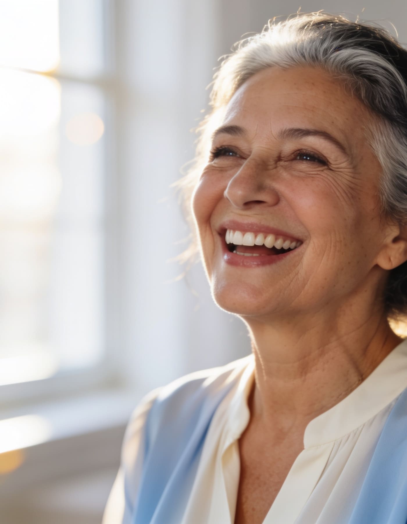 Paciente sonriendo con seguridad tras su tratamiento de implantes de carga inmediata